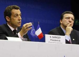 France's President Nicolas Sarkozy and European Commission President Jose Manuel Barroso attend a news conference on the first day of a EU summit in Brussels October 15, 2008.REUTERS/Pascal Rossignol (BELGIUM)