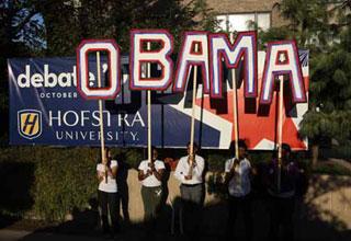 Students hold placards to show their support for US democratic presidential candidate Barack Obama at Hofstra University in Hempstead, New York, Oct. 15, 2008. Obama and Republican presidential candidate John McCain held their third and final debate at the university Wednesday.(Xinhua/Hou Jun)