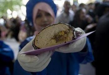 A team of chefs in Iran have smashed a world record by creating an ostrich sandwich stretching 1,500 meters.