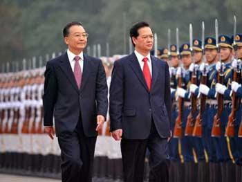 Chinese Premier Wen Jiabao (L) presides over a welcoming ceremony in honor of visiting Vietnamese Prime Minister Nguyen Tan Dung in Beijing, capital of China, Oct. 22, 2008.(Xinhua Photo)