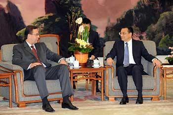 Chinese Vice Premier Li Keqiang (R) meets with Chairman of the Moldovan Parliament Marian Lupu at the Great Hall of the People in Beijing, capital of China, on Oct. 22, 2008.(Xinhua Photo)