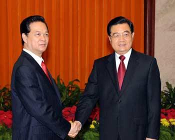 Chinese President Hu Jintao (R) meets with visiting Vietnamese Prime Minister Nguyen Tan Dung at the Great Hall of the People in Beijing, capital of China, Oct. 22, 2008. Nguyen Tan Dung was here for an official visit and to attend the Seventh Asia-Europe Meeting (ASEM7) scheduled for Oct. 24-25.(Xinhua/Gao Jie)