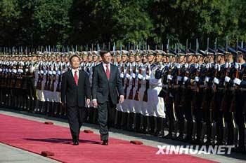 Chinese Premier Wen Jiabao (L) holds a welcoming ceremony for Dutch Prime Minister Jan Peter Balkenende on Thursday morning at the Great Hall of the People.(Xinhua Photo)