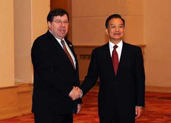 Chinese Premier Wen Jiabao (R) shakes hands with Irish Prime Minister Brian Cowen in Beijing on Thursday morning.(Xinhua Photo)
