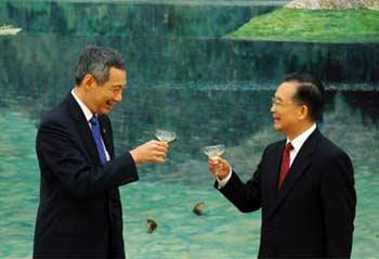 Chinese Premier Wen Jiabao (R) and Singaporean Prime Minister Lee Hsien Loong make a toast after the signing of a bilateral free trade agreement (FTA) in Beijing on Thursday, Oct. 23, 2008.(Xinhua Photo)