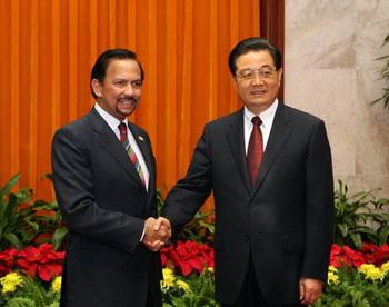 Chinese President Hu Jintao shakes hands on Thursday afternoon with Brunei Sultan Hassanal Bolkiah who is in Beijing to attend the seventh Asia-Europe Meeting (ASEM) to be held on Oct. 24 to 25.(Xinhua Photo)