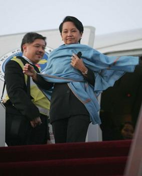 Philippines President Gloria Macapagal Arroyo arrives in Beijing on Thursday to attend the seventh Asia-Europe Meeting (ASEM) scheduled on Oct. 24-25.(Xinhua Photo)