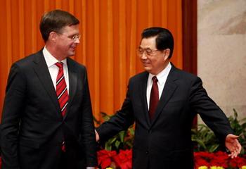 Chinese President Hu Jintao (R) met with Dutch Prime Minister Jan Peter Balkenende on Thursday, who is in Beijing for an official visit and the seventh Asia-Europe Meeting (ASEM) to be held on Oct. 24 to 25.(Xinhua Photo)