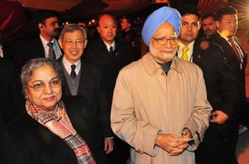 Indian Prime Minister Manmohan Singh arrives in Beijing on Thursday evening to attend the seventh summit of the Asia-Europe Meeting (ASEM) scheduled for Oct. 24-25 in Beijing.(Xinhua Photo)