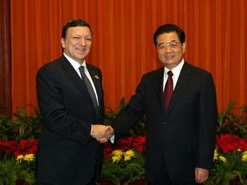 Chinese President Hu Jintao met on Thursday afternoon with European Commission President Jose Manuel Barroso who is in Beijing to attend the seventh Asia-Europe Meeting (ASEM) to be held on Oct. 24 to 25.(Xinhua Photo)