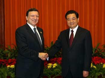 Chinese President Hu Jintao met on Thursday afternoon with European Commission President Jose Manuel Barroso who is in Beijing to attend the seventh Asia-Europe Meeting (ASEM) to be held on Oct. 24 to 25. (Xinhua Photo)