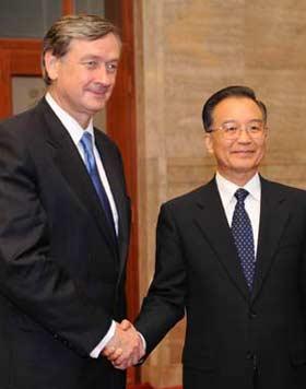 Chinese Premier Wen Jiabao (R) meets with Slovenian President Danilo Turk, who is on an official visit to China in Beijing, Oct. 24, 2008.(Xinhua Photo)