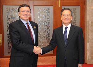 Chinese Premier Wen Jiabao(R) meets with European Commission President Jose Manuel Durao Barroso in Beijing on Oct. 24, 2008, who is here to attend the seventh Asia-Europe Meeting (ASEM).(Xinhua Photo)