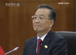 Premier Wen Jiabao presided over the first plenary session.(CCTV.com)