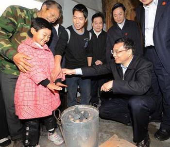 Chinese Vice Premier Li Keqiang (R front), member of the Standing Committee of the Communist Party of China (CPC) Central Committee Political Bureau, visits a local family at their newly-built house in Yingxiu Town, the May 12 quake epicenter in southwest China's Sichuan Province, Oct. 26, 2008. Chinese Vice Premier Li Keqiang visited the May 12 quake-hit area in Sichuan recently to see the progress of the post-quake reconstruction and console the survivors.(Xinhua Photo)
