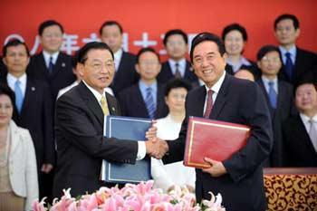 Chen Yunlin (R), chairman of Chinese mainland's Association for Relations Across the Taiwan Strait (ARATS), and Chiang Pin-kun, chairman of the Taiwan-based Straits Exchange Foundation (SEF), shake hands after signing the agreements on cross-Strait weekend charted flights and mainland tourists' traveling to Taiwan, in Beijing, China, June 13, 2008.(Xinhua Photo