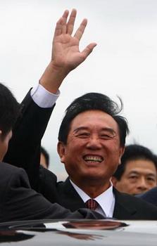 Chen Yunlin, president of the Chinese mainland's Association of Relations Across the Taiwan Straits (ARATS), arrives at the Taoyuan International Airport in Taipei of southeast China's Taiwan Province, Nov. 3, 2008. Chen Yunlin arrived in Taiwan on Nov. 3 for a five-day trip.(Xinhua/Xing Guangli)