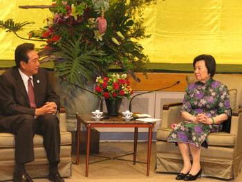 Chen Yunlin (L), president of the Chinese mainland's Association of Relations Across the Taiwan Straits (ARATS), meets with Yen Cho-yun, widow of Koo Chen-fu, former chairman of the Taiwan-based Straits Exchange Foundation (SEF), in Taipei of southeast China's Taiwan Province Nov. 3, 2008. Chen Yunlin arrived in Taiwan on Nov. 3 for a five-day trip.(Xinhua/Chen Binhua)