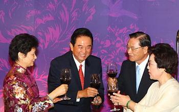 Chen Yunlin (2nd L), president of the Chinese mainland's Association for Relations Across the Taiwan Straits (ARATS), toasts with Chiang Pin-kung (2nd R), chairman of Taiwan-based Straits Exchange Foundation (SEF), at a welcoming banquet in Taipei of southeast China's Taiwan Province Nov. 3, 2008. Chen Yunlin arrived in Taiwan on Nov. 3 for a five-day visit.(Xinhua/Xing Guangli)