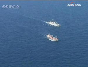A NATO warship is on patrol in the Indian Ocean, accompanying the World Food Programme ship "Victoria" as it brings aid to Somalia.(CCTV.com)