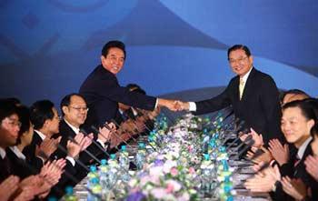 Chinese mainland's Association for Relations Across the Taiwan Straits (ARATS) President Chen Yunlin (L) shakes hands with the Taiwan-based Straits Exchange Foundation (SEF) Chairman Chiang Pin-kung (R) during their talks in Taipei of southeast China's Taiwan Province Nov. 4, 2008. 