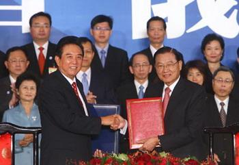 Chinese mainland's Association for Relations Across the Taiwan Straits (ARATS) President Chen Yunlin (front L) shakes hands with the Taiwan-based Straits Exchange Foundation (SEF) Chairman Chiang Pin-kung (front R) after signing four agreements on direct sea transport, direct flights, post service and food safety cooperation in Taipei of southeast China's Taiwan Province Nov. 4, 2008.(Xinhua/Xing Guangli)