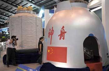 A model of the Shenzhou-7 space module is shown at the 7th China International Aviation and Aerospace Exhibition in Zhuhai, south China's Guangdong Province, Nov. 3, 2008. Some models, articles and photos of the Shenzhou-7 space module were shown at the Zhuhai airspace show this year.[Xinhua]