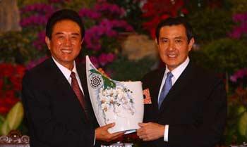 Taiwan leader Ma Ying-jeou (R) meets with chief of mainland's Association for Relations Across the Taiwan Straits (ARATS) Chen Yunlin in Taipei, southeast China's Taiwan Province, Nov. 6, 2008.(Xinhua Photo)