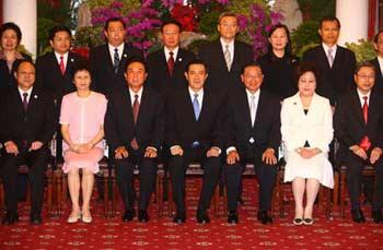 Taiwan leader Ma Ying-jeou (C front) poses for a photo with chief of mainland's Association for Relations Across the Taiwan Straits (ARATS) Chen Yunlin (3rd L) in Taipei, southeast China's Taiwan Province, Nov. 6, 2008. Ma and Chen met in Taipei at 11:00 a.m. on Thursday.(Xinhua Photo)