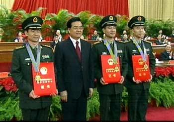 China's space heroes from the Shenzhou 7 mission have been honored at a summary meeting held at the Great Hall of the People. 