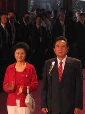 Chen Yunlin(R), president of the mainland's Association for Relations Across the Taiwan Straits (ARATS), together with his wife Lai Xiaohua, poses at a send-off ceremony in Taipei, southeast China's Taiwan province, Nov. 7, 2008. Chen Yunlin left here on Friday morning, concluding his five-day historic visit to Taiwan.(Xinhua Photo)