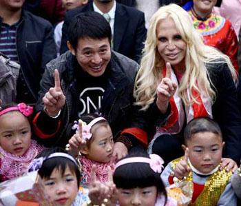 Italian designer Donatella Versace (back, R) and Chinese actor Jet Li pose for photo with quake-affected children at the Versace-One Foundation children center at Sanjiang, Wenchuan county, southwest China's Sichuan Province, Nov. 11, 2008. (Xinhua Photo)