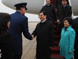 Chinese President Hu Jintao (C) and his wife Liu Yongqing (1st R) arrive in Washington, capital of the United States, on Nov. 14, 2008, for a summit to discuss issues concerning financial markets and the global economy.(Xinhua/Li Xueren)