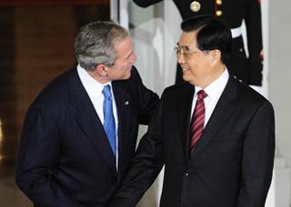Chinese President Hu Jintao (R) is greeted by U.S. President George W. Bush upon his arrival at the North Portico of the White House before a reception dinner hosted by Bush for the leaders attending the Summit on Financial Markets and the World Economy in Washington, U.S., Nov. 14, 2008.(Xinhua Photo)
