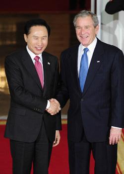 U.S. President George W. Bush (R) shakes hands with South Korean President Lee Myung-bak upon his arrival at the North Portico of the White House before a dinner for the participants in the Summit on Financial Markets and the World Economy in Washington, Nov. 14, 2008.(Xinhua Photo)