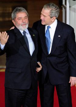 U.S. President George W. Bush (R) greets Brazilian President Luiz Inacio Lula da Silva at the North Portico of the White House before a dinner for the participants of the G20 Summit on Financial Markets and the World Economy in Washington, Nov. 14, 2008.(Xinhua Photo)