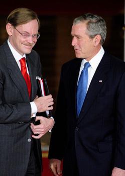 U.S. President George W. Bush (R) greets World Bank President Robert Zoellick at the North Portico of the White House before a dinner for the participants of the G20 Summit on Financial Markets and the World Economy in Washington, Nov. 14, 2008.(Xinhua Photo)