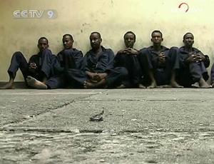 The British Navy has handed over eight suspected Somali pirates to Kenyan police in Mombasa.(CCTV.com)
