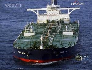 Two British crew members on board the Sirius Star oil tanker held by pirates have spoken about their ordeal by telephone.(CCTV.com)