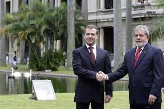 Russia's President Dmitry Medvedev shakes hands with Brazil's President Luiz Inacio Lula da Silva (R) at the Itamaraty Palace in Rio de Janeiro November 26, 2008.REUTERS/Sergio Moraes