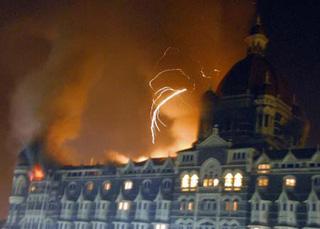 Smoke is seen coming from Taj Hotel in Mumbai November 27, 2008.(Xinhua/Reuters Photo)