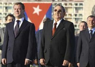Russian President Dmitry Medvedev (L)and Cuba's President Raul Castro attend a wreath-laying ceremony at the Jose Marti monument in Havana November 27, 2008.REUTERS/RIA Novosti/Mikhail Klimentyev/Pool