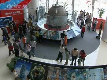 A week-long aerospace exhibit focusing on Shenzhou 7 will open to the public at the Shanghai Science and Technology Museum next Wednesday. 