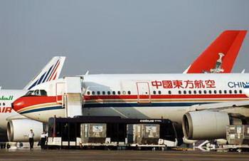 A China Eastern Airbus-300 arrives at the Utapao Airport near Pattaya, about 150 km east of Bangkok, capital of Thailand, Nov. 29, 2008. Chinese aviation authorities were sending 5 planes on Saturday to Thailand to bring home the remaining stranded Chinese tourists after the closure of the Suvarnabhumi International Airport in Bangkok.(Xinhua Photo)