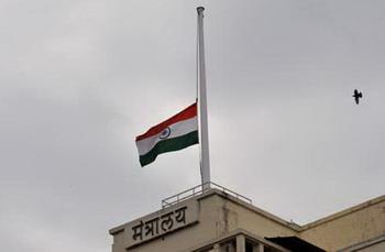 Indian national flag flutters at half mast on the roof of a local government house in Mumbai, India, mourning for those died at the terrorist attacks, November 29, 2008.(Xinhua/Lui Siu Wai)