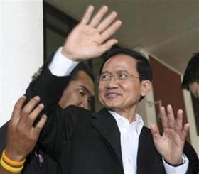 Thai Prime Minister Somchai Wongsawat gestures after a cabinet meeting in Chiang Mai province, north of Bangkok, December 2, 2008.(Stringer/Reuters)