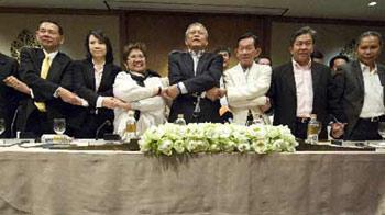 Members of five political parties and one faction, including Democrat Party's secretary-general Suthep Thaugsuban (C), join hands after forming a new coalition which hopes to create Thailand's next government, after a news conference in Bangkok December 6, 2008.(Xinhua/Reuters Photo)