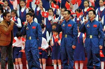 The Shenzhou-7 space team has been warmly welcomed by Hong Kong residents during a variety show at the Hong Kong Stadium. 