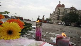Candles and flowers placed for victims of the Mumbai attacks are seen in front of the Taj Mahal Hotel in Mumbai November 30, 2008.(Xinhua/Reuters Photo)