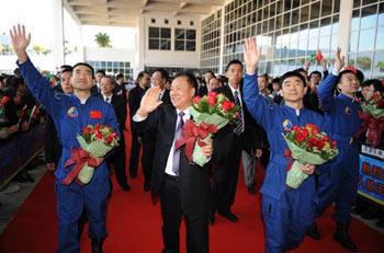 Shenzhou VII manned space mission delegation including three taikonauts arrives in China's Macao Special Administrative Region (SAR) Dec. 8, 2008, to kick off a three-day visit to the city.(Xinhua Photo)